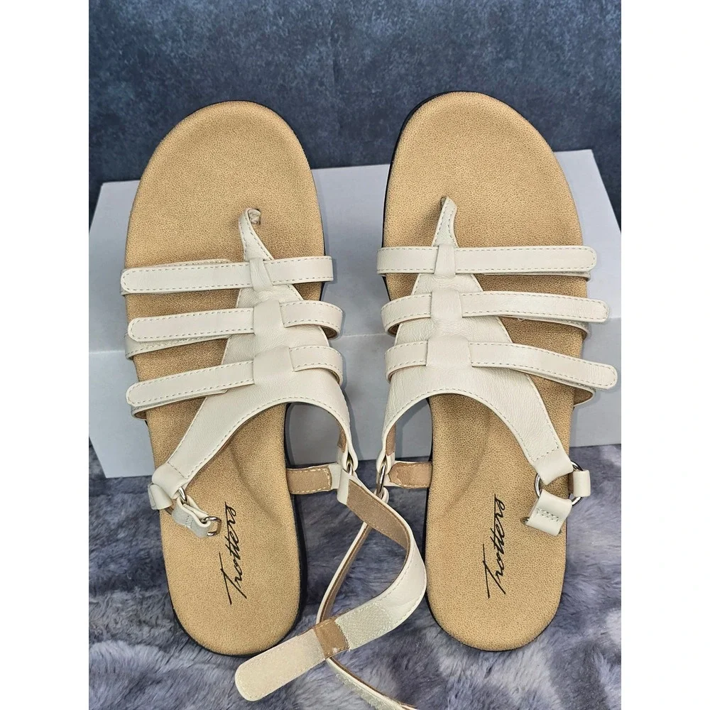 NWOT Trotters Ria Sandals Ivory Leather Strappy Hook and Loop Women 10‎ Narrow